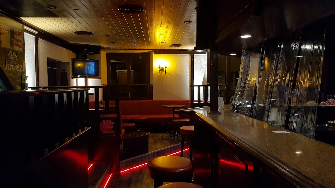 Intérieur chaleureux du National Pub à Bevaix